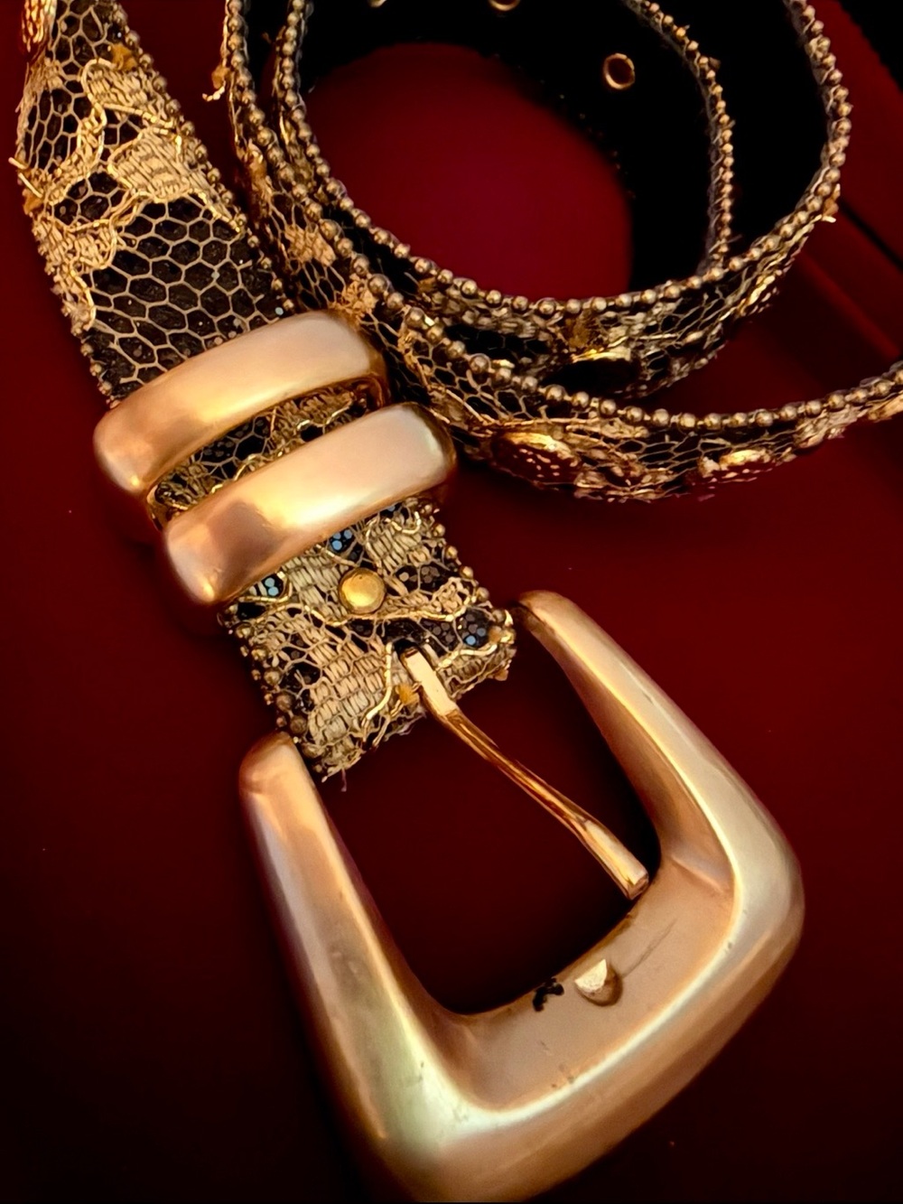 New Leather Designer Gold Lace-Textured Women’s Belt Hold Buckle. Stunning